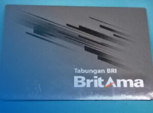 Jenis Tabungan BritAma Bank BRI telah menyediakan beberapa Jenis Tabungan BritAma dengan fitur dan manfaat yang berbeda. Dalam memilih jenis tersebut, kenali dulu layanan apa yang ditawarkan oleh produk.. Dengan demikian, kalian bisa memanfaatkan layanannya secara maksimal. Sedikitnya terdapat 4 Jenis Tabungan BritAma yang ditawarkan oleh Bank BRI, untuk penjelasan lebih lengkapnya, silahkan dimak uraian dibawah ini ! Jenis Tabungan BritAma Bank BRI merupakan salah satu bank milik BUMN yang terbesar di Indonesia yang didirikan di Purwokerto, Jawa Tengah oleh Raden Bei Aria Wirjaatmadja tanggal 16 Desember 1895. Hingga saat ini BRI merupakan bank yang banyak digunakan oleh penduduk Indonesia. Karena banyak nasabah tersebut, BRI mengeluarkan berbagai jenis tabungan. Salah satunya seperti BritAma . Terdapat beberapa Jenis Tabungan BritAma yang bisa dipilih nasabah. Setidaknya ada 3 jenis tabungan yang tersedia. Berikut adalah informasi lengkapnya: Tabungan BritAma Jenis Tabungan BritAma yang pertama adalah BRItama. Tabungan ini dapat memberikan berbagai kemudahan sehingga nasabah bisa melakukan transaksi perbankan dengan memanfaatkan fasilitas e-banking. Dengan sistem real time online, para nasabah bisa bertransaksi kapanpun dan dimanapun. Berikut beberapa kelebihan yang ditawarkan dari tabungan ini : 1. Jaringan Layanan Luas Bank BRI memiliki jaringan layanan yang sangat luas di seluruh Indonesia, sehingga dapat memudahkan nasabah untuk mengakses layanan perbankan di berbagai lokasi. 2. Fleksibilitas Transaksi Dengan tersedianya fasilitas e-banking dan kartu debit, nasabah BritAma dapat dengan mudah melakukan transaksi baik di mana saja dan kapan saja. 3. Asuransi Gratis Adanya perlindungan asuransi kecelakaan diri tanpa biaya tambahan dapat memberikan rasa aman bagi nasabah. 4. Fasilitas Ekstra Nasabah BritAma dapat menikmati berbagai program promosi dan diskon di merchant yang telah bekerja sama dengan BRI. Berikut adalah rincian biaya administrasi untuk Tabungan BRI BritAma : Biaya Admin Bulanan : Kartu Classic: Rp10.000 per bulan, Kartu Gold: Rp12.000 per bulan Biaya Ganti Kartu ATM/Debit : Rp 15.000 - Rp 25.000 Biaya Penutupan Rekening : Rp 50.000 Tabungan Junio Jenis Tabungan BritAma yang kedua adalah BritAma Junio yang dirancang khusus untuk anak-anak dan remaja. Tabungan ini bertujuan untuk mengajarkan kebiasaan menabung sejak dini dan memberikan perlindungan dan keuntungan menarik bagi nasabah muda. Berikut untuk beberapa kelebihan yang ditawarkan ; 1. Pendidikan Keuangan Dengan memiliki Tabungan BritAma Junio, anak-anak dan remaja diajarkan untuk mengelola uang mereka sejak dini, meningkatkan pemahaman tentang pentingnya menabung. 2. Proteksi Asuransi Anak-anak mendapatkan perlindungan asuransi kecelakaan diri tanpa biaya tambahan. 3. Fasilitas Lengkap: Meskipun ditujukan untuk nasabah muda, Tabungan BritAma Junio menawarkan fasilitas lengkap seperti kartu debit, akses e-banking, dan asuransi. 4. Bebas Biaya Admin Tidak adanya biaya administrasi bulanan menjadikan tabungan ini lebih efisien untuk nasabah muda. Sementara untuk ketentuan dari biaya admin beserta limit transfernya bisa kalian simak pada poin dibawah ini : Biaya Admin Bulanan : Rp 5.000 Limit tarik Tunai di ATM : Maksimal Rp 5.000.000 per hari Limit Transfer Antar Rekening BRI : Maksimal Rp10.000.000 per hari Limit Transfer Antar Bank : Maksimal Rp 5.000.000 per hari Pembelian Melalui EDC : Maksimal Rp10.000.000 per hari. Tabungan Britama Rencana Tabungan BritAma Rencana merupakan Jenis Tabungan BritAma yang sangat cocok bagi nasabah yang ingin menabung secara berkala dengan suku bunga yang lebih tinggi. Produk ini sangat cocok untuk nasabah yang memiliki tujuan keuangan jangka panjang dan menginginkan keamanan beserta keuntungan lebih dalam menabung. Berikut untuk beberapa keunggulannya : 1. Perencanaan Keuangan yang Lebih Baik Dengan setoran rutin dan bunga yang lebih tinggi, tabungan ini dapat membantu nasabah dalam mencapai tujuan keuangan jangka menengah hingga panjang, seperti biaya pendidikan. 2. Proteksi Asuransi Nasabah mendapat perlindungan asuransi jiwa otomatis tanpa perlu membayar premi tambahan, tentu akan memberikan rasa aman bagi nasabah dan keluarga bukan ? 3. Fleksibilitas Setoran Keunggulan selanjutnya yakni nasabah bisa menentukan sendiri jumlah setoran bulanan sesuai kemampuan finansial mereka. 4. Tidak Ada Biaya Administrasi Tidak adanya biaya admin bulanan berarti lebih banyak dana yang dapat diakumulasikan untuk masa depan. Berikut untuk detail biaya admin beserta biaya lainnya : Biaya Admin Bulanan: Tidak ada biaya admin bulanan Setoran Minimal Bulanan : Rp 100.000 per bulan Setoran Maksimal Bulanan : Rp 5.000.000 per bulan Tabungan Britama X Jenis Tabungan BritAma yang terakhir adalah Tabungan Britama X. Tabungan BritAma X adalah produk tabungan dari BRI yang dirancang khusus untuk generasi muda, berusia antara 17 - 35 tahun. Produk ini menawarkan berbagai kemudahan dan keuntungan yang sesuai dengan gaya hidup dinamis anak muda. Berikut beberapa poinnya : 1. Biaya Admin Terjangkau Biaya admin yang rendah membuat produk ini menarik bagi mahasiswa dan pekerja muda yang ingin menabung dengan biaya yang terjangkau. Yakni hanya Rp 6.000 per bulan. 2. Proteksi Asuransi Nasabah bisa mendapatkan asuransi kecelakaan diri tanpa perlu membayar premi tambahan sehingga dapat memberikan rasa aman bagi nasabah. 3. Akses Digital Fasilitas e-banking yang lengkap dapat memungkinkan nasabah untuk melakukan transaksi secara digital, sesuai dengan gaya hidup modern. 4. Jaringan Transaksi Luas Kartu debit dapat diterima di berbagai jaringan ATM, baik secara domestik maupun internasional, sehingga dapat memberikan kemudahan dalam bertransaksi. Demikianlah penjelasan yang dapat disampaikan mengenai Jenis Tabungan BritAma. Semoga dapat bermanfaat.