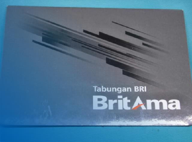 Jenis Tabungan BritAma Bank BRI telah menyediakan beberapa Jenis Tabungan BritAma dengan fitur dan manfaat yang berbeda. Dalam memilih jenis tersebut, kenali dulu layanan apa yang ditawarkan oleh produk.. Dengan demikian, kalian bisa memanfaatkan layanannya secara maksimal. Sedikitnya terdapat 4 Jenis Tabungan BritAma yang ditawarkan oleh Bank BRI, untuk penjelasan lebih lengkapnya, silahkan dimak uraian dibawah ini ! Jenis Tabungan BritAma Bank BRI merupakan salah satu bank milik BUMN yang terbesar di Indonesia yang didirikan di Purwokerto, Jawa Tengah oleh Raden Bei Aria Wirjaatmadja tanggal 16 Desember 1895. Hingga saat ini BRI merupakan bank yang banyak digunakan oleh penduduk Indonesia. Karena banyak nasabah tersebut, BRI mengeluarkan berbagai jenis tabungan. Salah satunya seperti BritAma . Terdapat beberapa Jenis Tabungan BritAma yang bisa dipilih nasabah. Setidaknya ada 3 jenis tabungan yang tersedia. Berikut adalah informasi lengkapnya: Tabungan BritAma Jenis Tabungan BritAma yang pertama adalah BRItama. Tabungan ini dapat memberikan berbagai kemudahan sehingga nasabah bisa melakukan transaksi perbankan dengan memanfaatkan fasilitas e-banking. Dengan sistem real time online, para nasabah bisa bertransaksi kapanpun dan dimanapun. Berikut beberapa kelebihan yang ditawarkan dari tabungan ini : 1. Jaringan Layanan Luas Bank BRI memiliki jaringan layanan yang sangat luas di seluruh Indonesia, sehingga dapat memudahkan nasabah untuk mengakses layanan perbankan di berbagai lokasi. 2. Fleksibilitas Transaksi Dengan tersedianya fasilitas e-banking dan kartu debit, nasabah BritAma dapat dengan mudah melakukan transaksi baik di mana saja dan kapan saja. 3. Asuransi Gratis Adanya perlindungan asuransi kecelakaan diri tanpa biaya tambahan dapat memberikan rasa aman bagi nasabah. 4. Fasilitas Ekstra Nasabah BritAma dapat menikmati berbagai program promosi dan diskon di merchant yang telah bekerja sama dengan BRI. Berikut adalah rincian biaya administrasi untuk Tabungan BRI BritAma : Biaya Admin Bulanan : Kartu Classic: Rp10.000 per bulan, Kartu Gold: Rp12.000 per bulan Biaya Ganti Kartu ATM/Debit : Rp 15.000 - Rp 25.000 Biaya Penutupan Rekening : Rp 50.000 Tabungan Junio Jenis Tabungan BritAma yang kedua adalah BritAma Junio yang dirancang khusus untuk anak-anak dan remaja. Tabungan ini bertujuan untuk mengajarkan kebiasaan menabung sejak dini dan memberikan perlindungan dan keuntungan menarik bagi nasabah muda. Berikut untuk beberapa kelebihan yang ditawarkan ; 1. Pendidikan Keuangan Dengan memiliki Tabungan BritAma Junio, anak-anak dan remaja diajarkan untuk mengelola uang mereka sejak dini, meningkatkan pemahaman tentang pentingnya menabung. 2. Proteksi Asuransi Anak-anak mendapatkan perlindungan asuransi kecelakaan diri tanpa biaya tambahan. 3. Fasilitas Lengkap: Meskipun ditujukan untuk nasabah muda, Tabungan BritAma Junio menawarkan fasilitas lengkap seperti kartu debit, akses e-banking, dan asuransi. 4. Bebas Biaya Admin Tidak adanya biaya administrasi bulanan menjadikan tabungan ini lebih efisien untuk nasabah muda. Sementara untuk ketentuan dari biaya admin beserta limit transfernya bisa kalian simak pada poin dibawah ini : Biaya Admin Bulanan : Rp 5.000 Limit tarik Tunai di ATM : Maksimal Rp 5.000.000 per hari Limit Transfer Antar Rekening BRI : Maksimal Rp10.000.000 per hari Limit Transfer Antar Bank : Maksimal Rp 5.000.000 per hari Pembelian Melalui EDC : Maksimal Rp10.000.000 per hari. Tabungan Britama Rencana Tabungan BritAma Rencana merupakan Jenis Tabungan BritAma yang sangat cocok bagi nasabah yang ingin menabung secara berkala dengan suku bunga yang lebih tinggi. Produk ini sangat cocok untuk nasabah yang memiliki tujuan keuangan jangka panjang dan menginginkan keamanan beserta keuntungan lebih dalam menabung. Berikut untuk beberapa keunggulannya : 1. Perencanaan Keuangan yang Lebih Baik Dengan setoran rutin dan bunga yang lebih tinggi, tabungan ini dapat membantu nasabah dalam mencapai tujuan keuangan jangka menengah hingga panjang, seperti biaya pendidikan. 2. Proteksi Asuransi Nasabah mendapat perlindungan asuransi jiwa otomatis tanpa perlu membayar premi tambahan, tentu akan memberikan rasa aman bagi nasabah dan keluarga bukan ? 3. Fleksibilitas Setoran Keunggulan selanjutnya yakni nasabah bisa menentukan sendiri jumlah setoran bulanan sesuai kemampuan finansial mereka. 4. Tidak Ada Biaya Administrasi Tidak adanya biaya admin bulanan berarti lebih banyak dana yang dapat diakumulasikan untuk masa depan. Berikut untuk detail biaya admin beserta biaya lainnya : Biaya Admin Bulanan: Tidak ada biaya admin bulanan Setoran Minimal Bulanan : Rp 100.000 per bulan Setoran Maksimal Bulanan : Rp 5.000.000 per bulan Tabungan Britama X Jenis Tabungan BritAma yang terakhir adalah Tabungan Britama X. Tabungan BritAma X adalah produk tabungan dari BRI yang dirancang khusus untuk generasi muda, berusia antara 17 - 35 tahun. Produk ini menawarkan berbagai kemudahan dan keuntungan yang sesuai dengan gaya hidup dinamis anak muda. Berikut beberapa poinnya : 1. Biaya Admin Terjangkau Biaya admin yang rendah membuat produk ini menarik bagi mahasiswa dan pekerja muda yang ingin menabung dengan biaya yang terjangkau. Yakni hanya Rp 6.000 per bulan. 2. Proteksi Asuransi Nasabah bisa mendapatkan asuransi kecelakaan diri tanpa perlu membayar premi tambahan sehingga dapat memberikan rasa aman bagi nasabah. 3. Akses Digital Fasilitas e-banking yang lengkap dapat memungkinkan nasabah untuk melakukan transaksi secara digital, sesuai dengan gaya hidup modern. 4. Jaringan Transaksi Luas Kartu debit dapat diterima di berbagai jaringan ATM, baik secara domestik maupun internasional, sehingga dapat memberikan kemudahan dalam bertransaksi. Demikianlah penjelasan yang dapat disampaikan mengenai Jenis Tabungan BritAma. Semoga dapat bermanfaat.